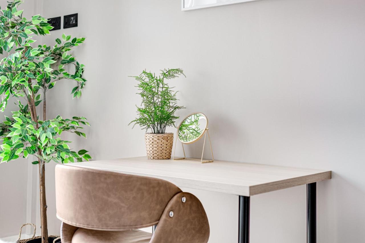 Charming 1 Bedroom Apt , Town Centre, Wifi, Free Parking By Tent Serviced Apartments Стейнс Экстерьер фото